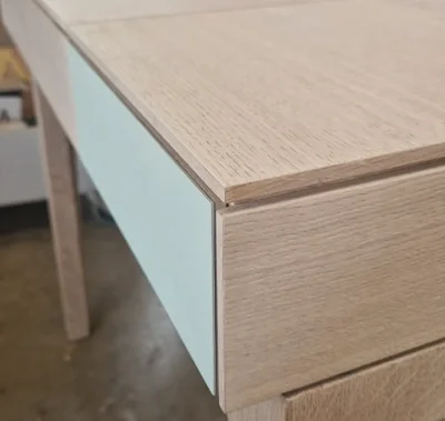 Präzise gearbeitete Gehrung und Schubladenfront an einem handgefertigten Schminktisch