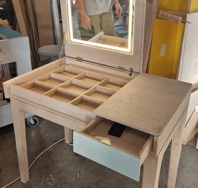 Handgefertigter Schminktisch aus Holz mit aufklappbarem Spiegel, LED-Beleuchtung, Facheinteilung und seitlicher Ablagefläche