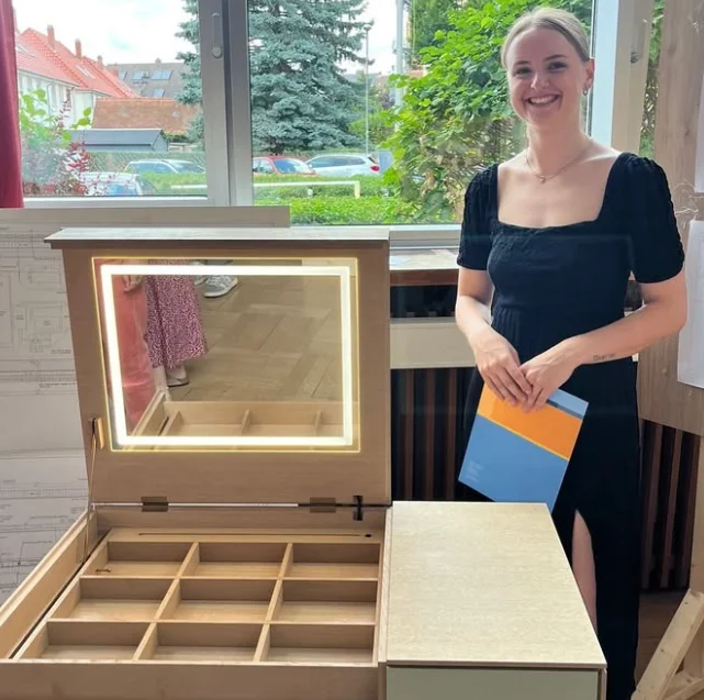 Luana bauten einen eleganten Schminktisch