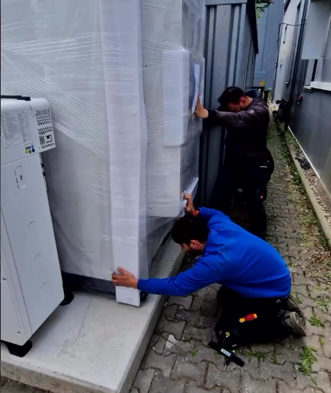 Schreinerteam der MTB Schreinerei beim Werkstattumbau – präzise Handarbeit und technisches Know-how im Einsatz.