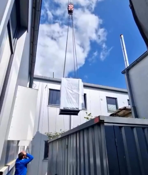 Schreinerteam der MTB Schreinerei beim Werkstattumbau – präzise Handarbeit und technisches Know-how im Einsatz.