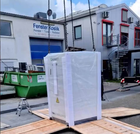 CNC-Fräsbank wird in der Werkstatt der MTB Schreinerei in Mannheim versetzt, um Platz für neue Maschine zu schaffen