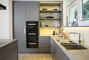 MTB-Küche in Beschichtung Grau, Arbeitsflächen in Mineralwerkstoff Beton