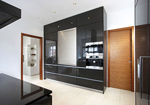 Küche in Glas schwarz lackiert, Granit Galaxy