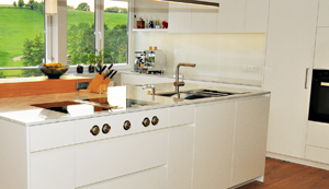 MTB-Küche mit Nanobeschichtung matt weiss, Carrara-Marmor, Eiche geölt
