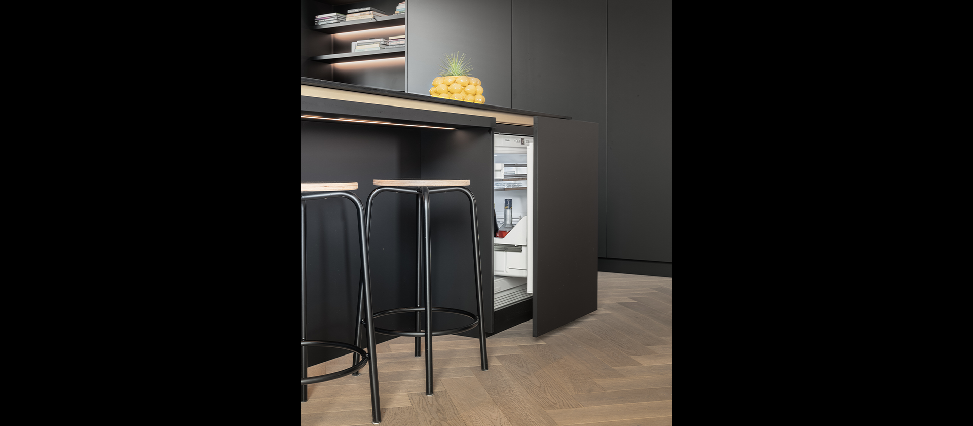 Küchenzeile mit integriertem Kochfeld und Bora-Abzug – ruhiges, funktionales Design