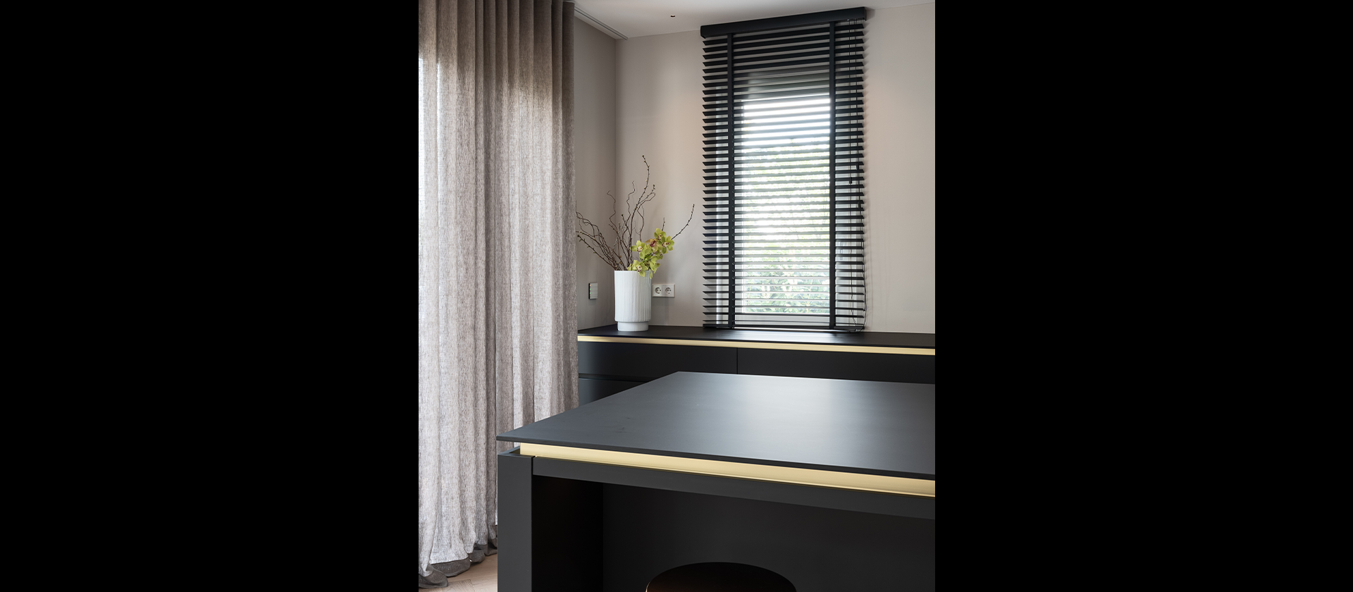Griffloses Küchendesign mit minimalistischer Oberfläche, Gaggenau-Geräten und Messingdetails