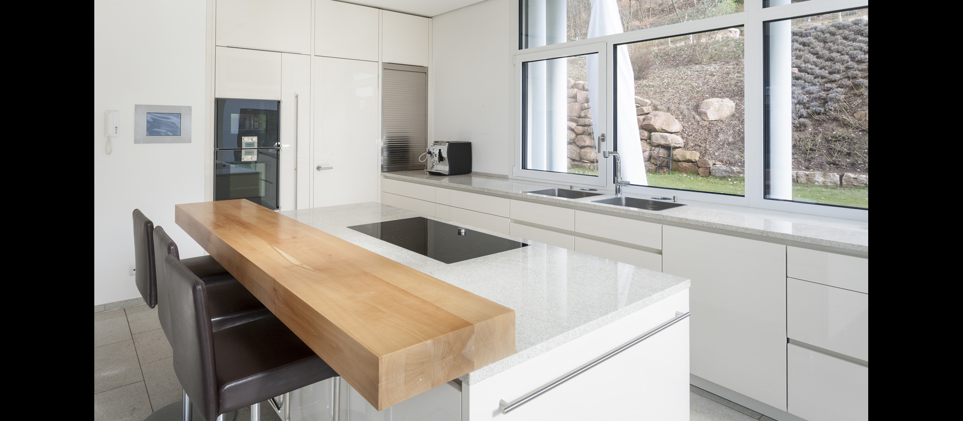 MTB-Küche in Hochglanz weiss und Arbeitsflächen aus Granit