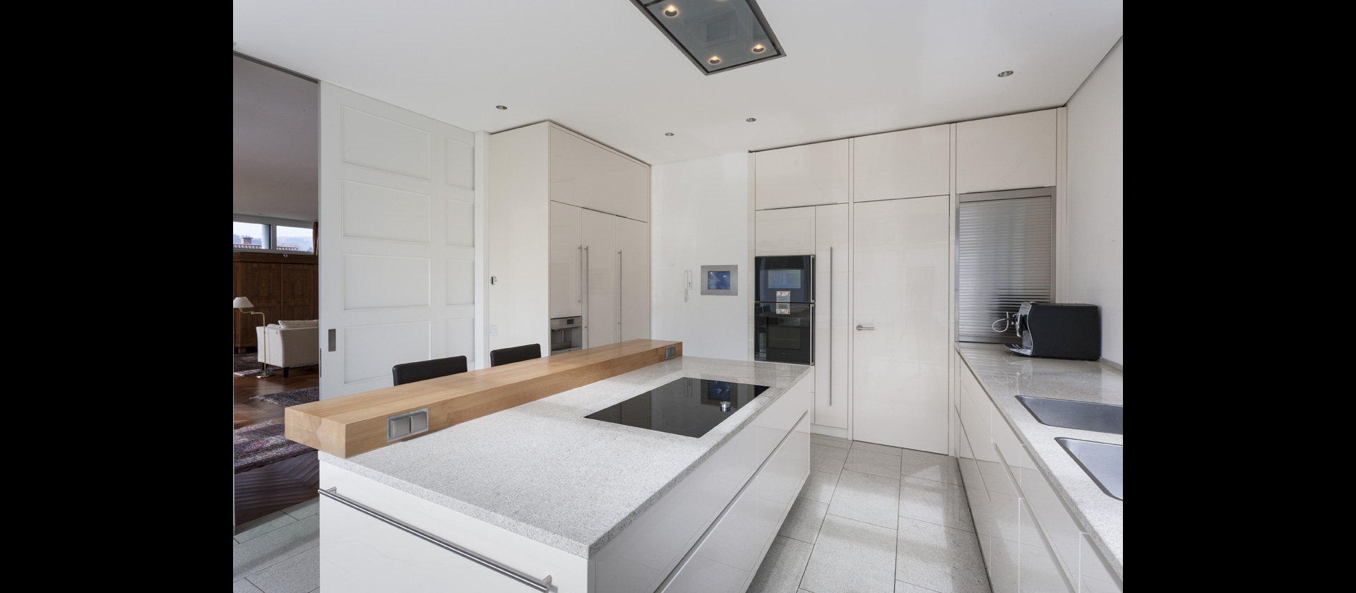MTB-Küche in Hochglanz weiss und Arbeitsflächen aus Granit