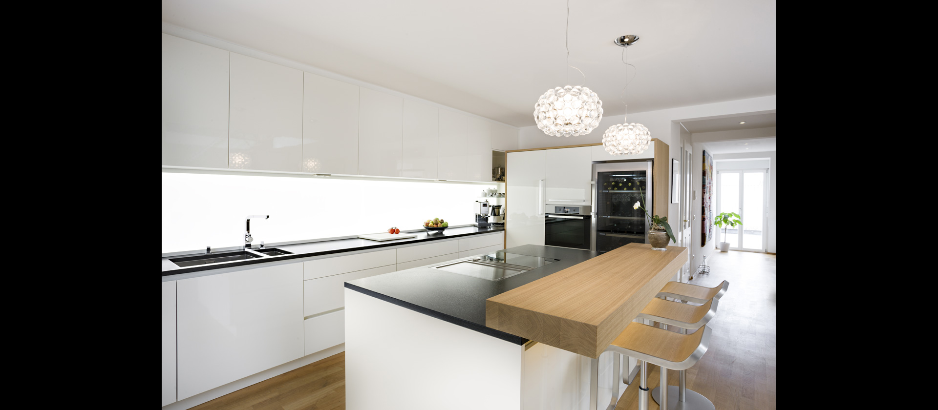 MTB-Küche im Wohnraum weiss glänzend