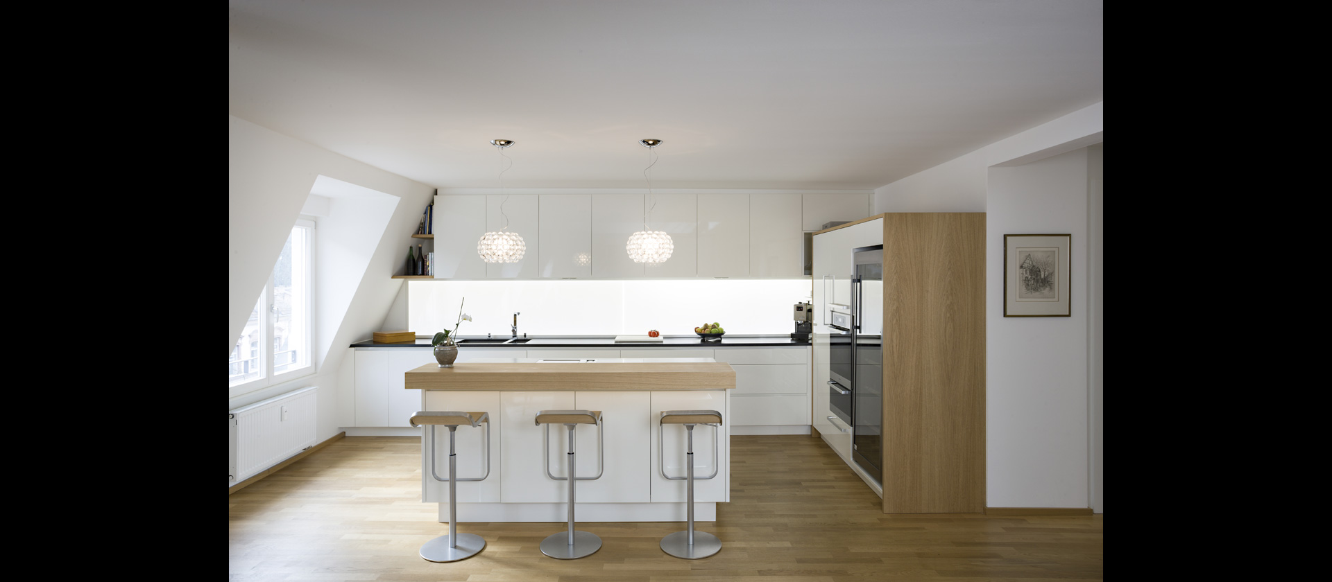 MTB-Küche im Wohnraum weiss glänzend