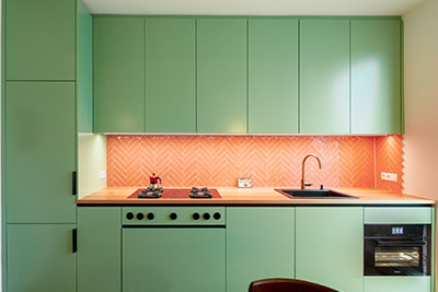 MTB-Küche in grünem Lack, Rückwand Keramik