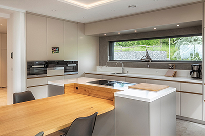 MTB Küche in Lack mit Keramikdeckplatte, freistehender Block