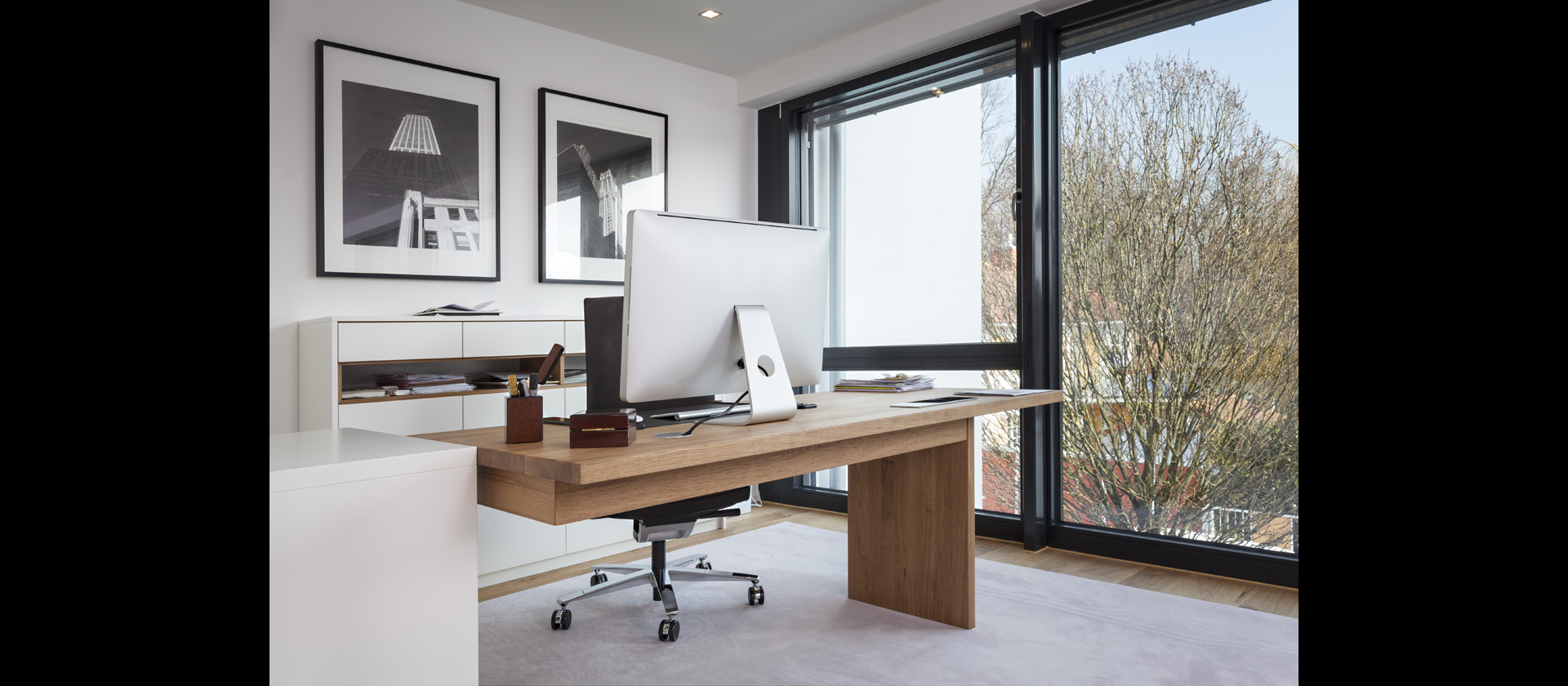 MTB-Homeoffice mit schwebenden Sideboards, Wandregalen und integriertem Schreibtisch