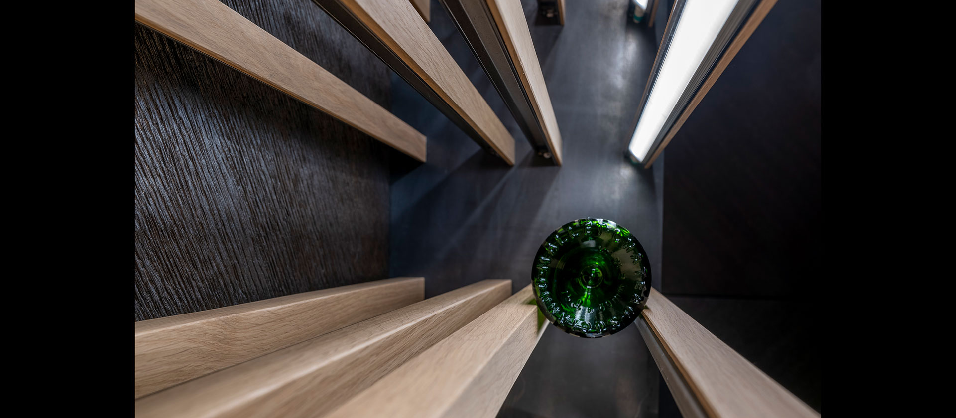 Weinlager über 2 Etagen mit Glaszwischenboden