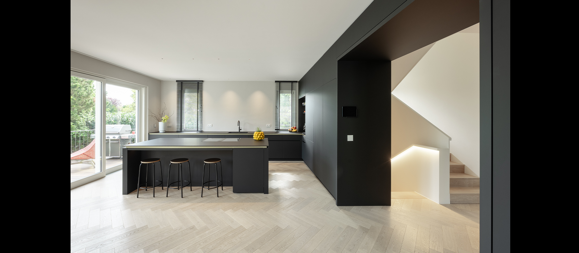 Komplettausbau Bad Homburg – maßgefertigte Küche mit freistehendem Block und hochwertigen Materialien