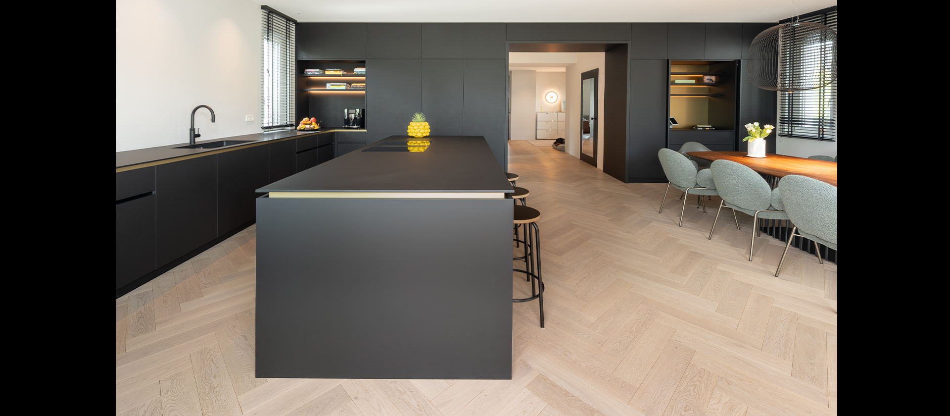Maßgefertigte Küche – greiflose Front, matt lackiert und warmes Eichenholz im Wohnhaus