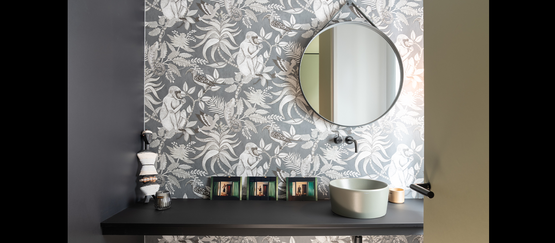 Lofttür mit Metallrahmen zwischen Küche und Essbereich – industrielles Highlight im Wohnhaus